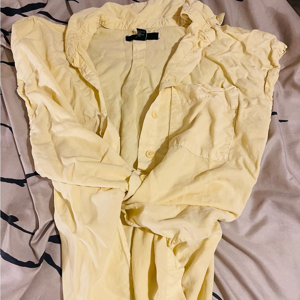 Sleeveless button down top